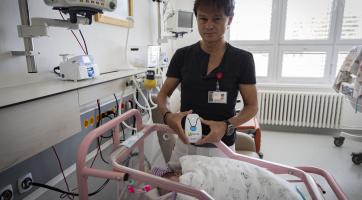 Baťova nemocnice získala 28 nových monitorů dechu