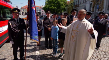 Farář požehnal novému vozidlu dobrovolných hasičů z Uherského Hradiště