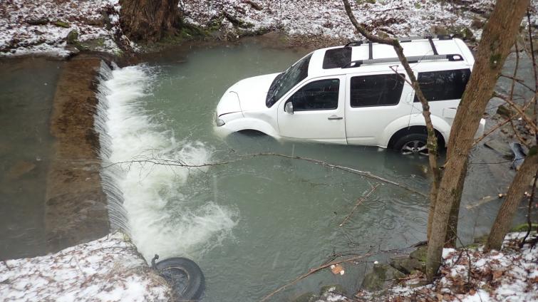 Ve Vsetíně havaroval osobní automobil, skončil v potoce