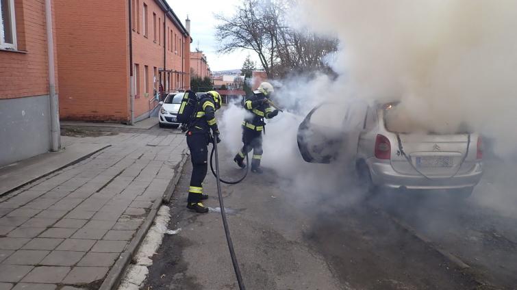Ve Zlíně hořel osobní automobil