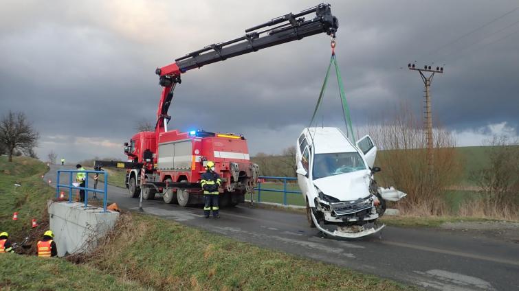 Hasiči vytahovali z potoka další automobil 