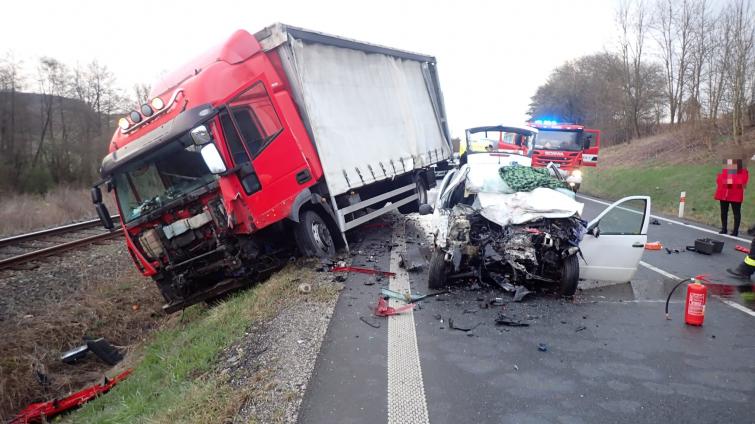 U Újezdce došlo k vážné dopravní nehodě, jeden řidič zemřel