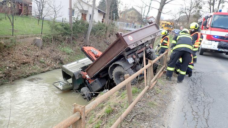 Řidič špatně zabrzdil nákladní automobil, ten skončil v potoce