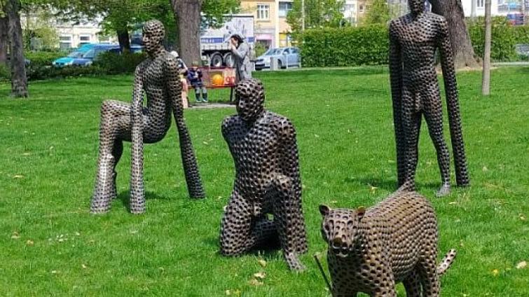 Putovní sochy Michala Gabriela ozdobí park Komenského