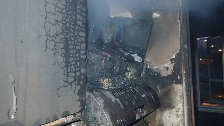 Požár v sedmipatrovém bytovém domě uvěznil imobilního důchodce