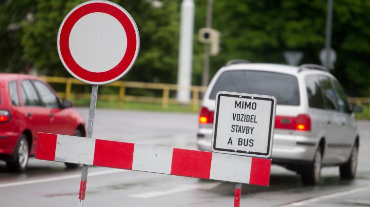 Výstavba okružní křižovatky začíná, okolní ulice se uzavírají