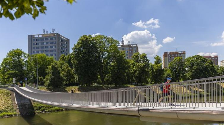 Ikonická lávka v Kroměříži opět slouží