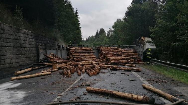 Nehoda náklaďáku na sedm hodin zablokovala silniční tah na Slovensko