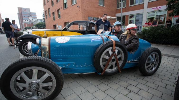 Na Barumce se opět představí oblíbené bugatky. Za volant usedne i uznávaný kardiochirurg