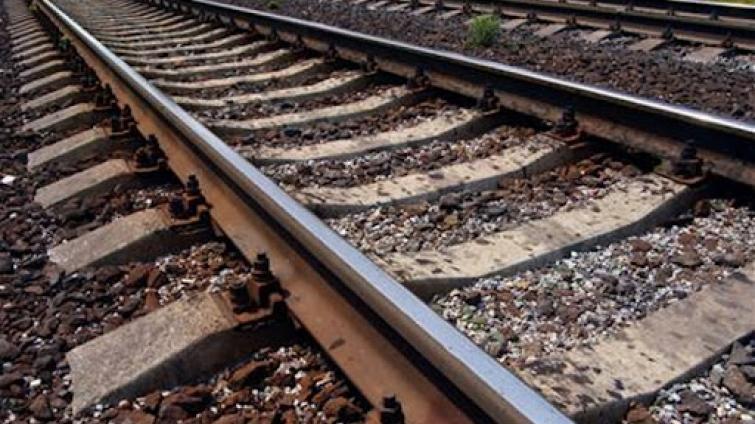 Smrt na kolejích. Mladíka v Malenovicích srazil vlak