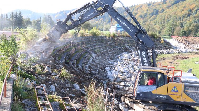 Rekonstrukci vsetínského stadionu zahájila demolice