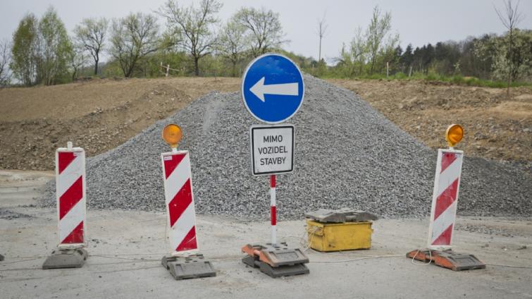 Oprava důležitého dopravního úseku mezi Kojetínem a Bojanovicemi se stihne ještě letos