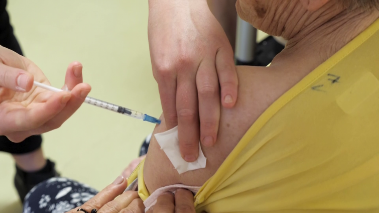 O očkování třetí dávkou je mezi seniory velký zájem