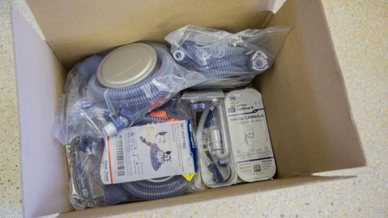 Nemocnice dostaly dvacet přístrojů na podporu dýchání