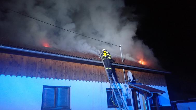 Při požáru v Ludkovicích se zranil profesionální hasič