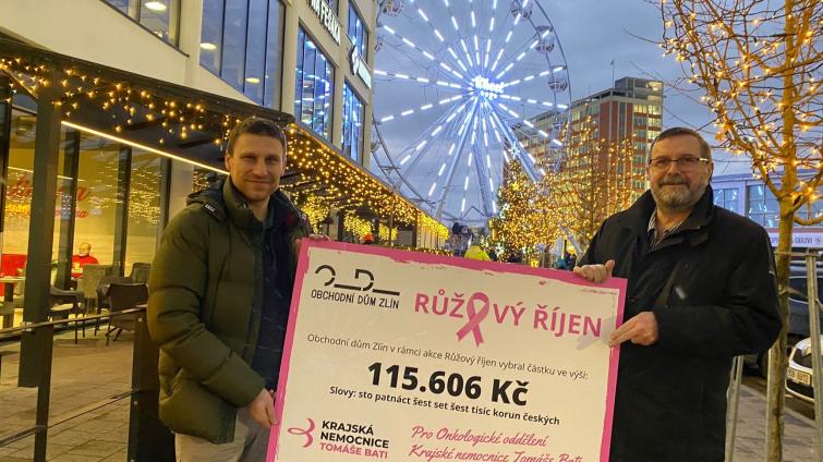 Růžový říjen vynesl onkologickému oddělení Baťovy nemocnice 115 tisíc korun 