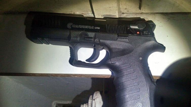 Opilý muž mířil v centru Zlína pistolí na mladíky, zpacifikovali ho strážníci městské policie