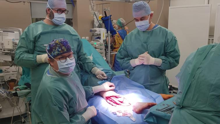 Lékaři Baťovy nemocnice zachránili pacientce nohu díky unikátní operaci