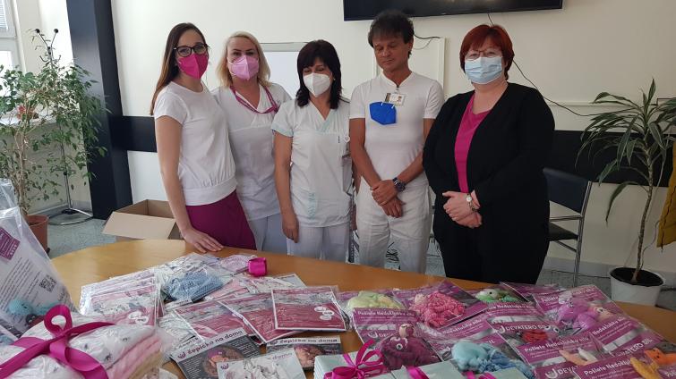 Nedoklubko přivezlo do Baťovy nemocnice dárky pro předčasně narozené děti