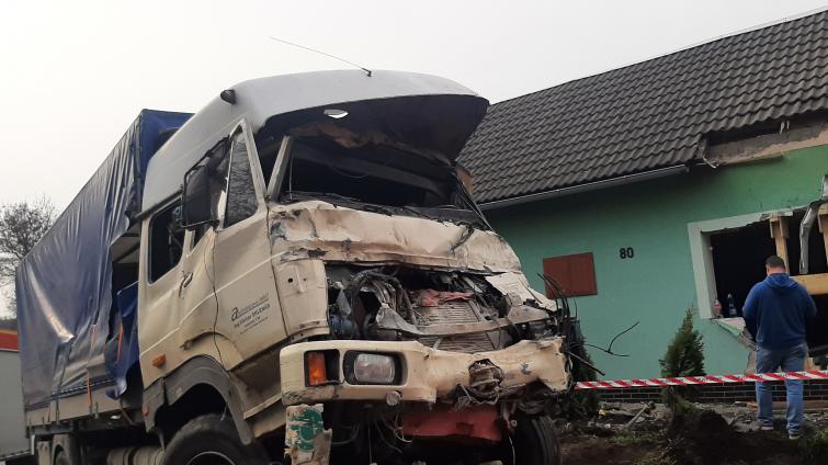 Nákladní vůz narazil do rodinného domu. Řidič skončil ve vážném stavu v nemocnici