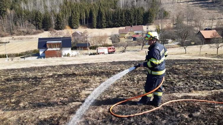 Hasiči varují: Nevypalujte trávu, hrozí požáry