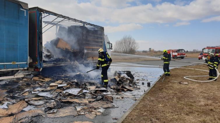V průmyslové zóně Holešov hořel náklad kartonů na nákladním automobilu