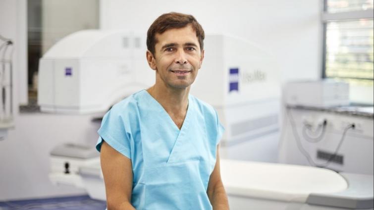 Zlínský oční chirurg Pavel Stodůlka ve Vídni provedl úspěšnou operaci očí průlomovou laserovou metodou
