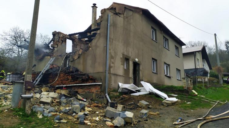 Policie našla v sutinách domu na Vsetínsku těla ženy a tří dětí. Případ řeší jako vraždu