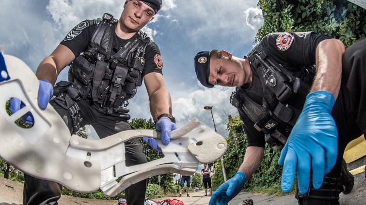 Zraněný muž odmítl pomoc ženy. Policisté jej později našli ležet zkrvaveného na zemi