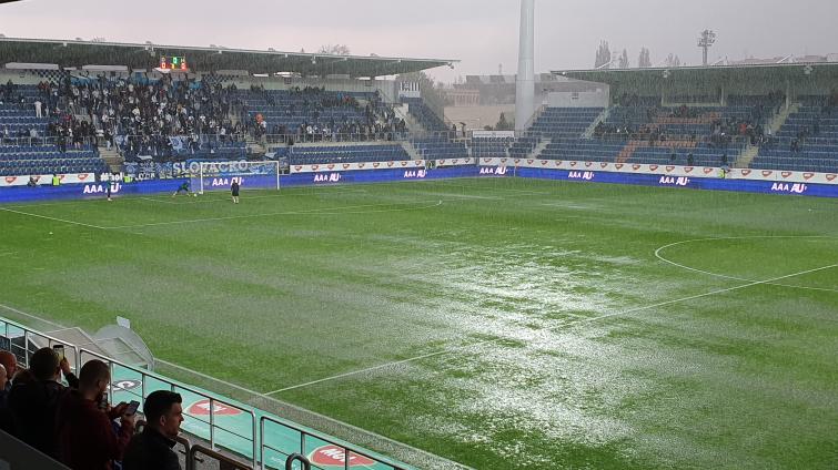 Nehrálo se. Finále MOL Cupu bylo kvůli dešti odloženo