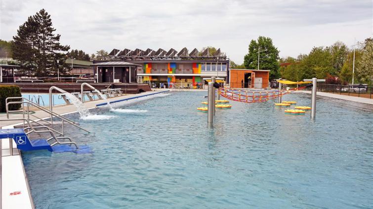 Po nevzhledné „díře“ ani památky. Na koupališti ve Valašském Meziříčí už stojí nový bazén 
