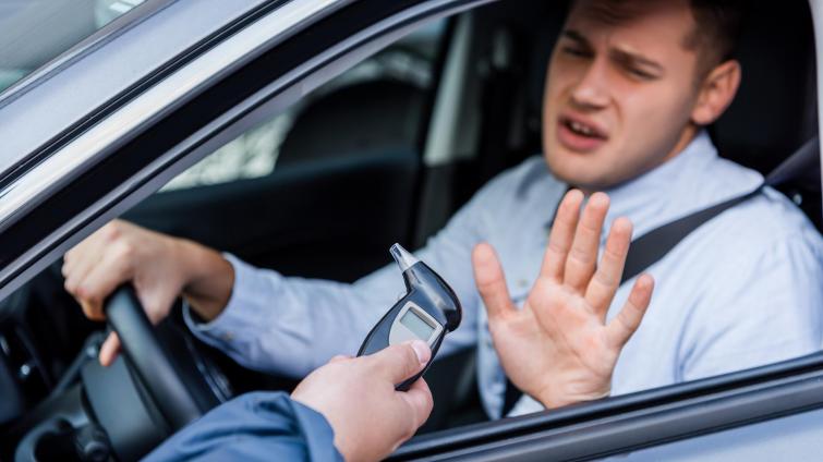 Opili se, sedli za volant a bourali. Teď mohou řidiči strávit až tři roky za mřížemi 