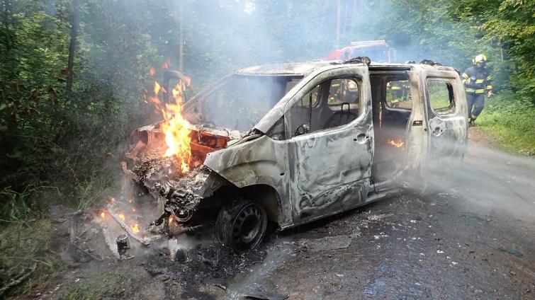 Úterní výjezdy hasičů: záchrana zavaleného muže, požár vozidla a požár modelářské dílny