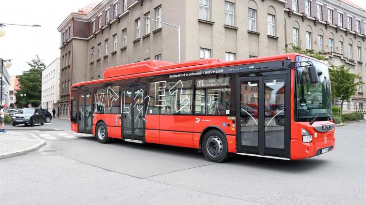 Do Valašského Meziříčí se vrací MHD zdarma. Od neděle budou po městě jezdit autobusy na stlačený zemní plyn