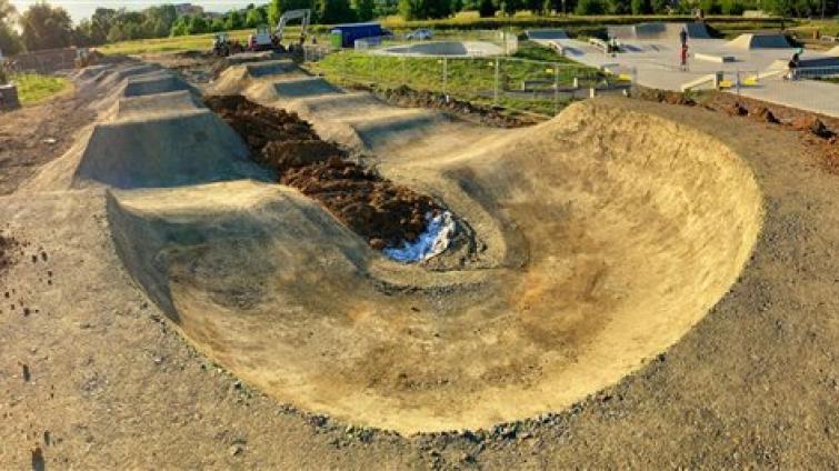 V Otrokovicích začala výstavba pumptracku. První jezdci ho otestují ještě o prázdninách