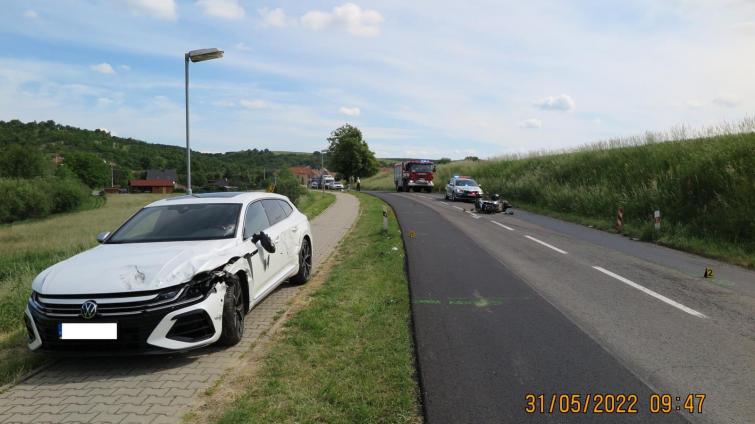 Motorkář dostal smyk a srazil se s osobním autem