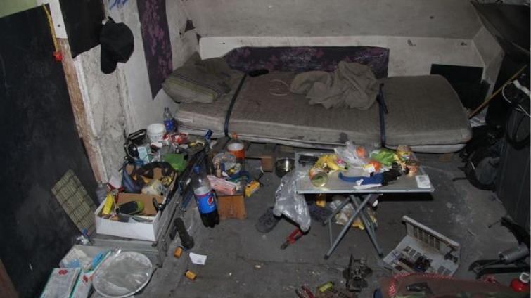 Policisté vystěhovali z neobydleného domu pětici bezdomovců. Jeden z nich tam přebýval několik let