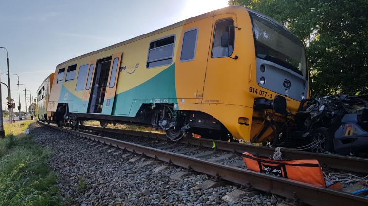 Železniční neštěstí ve zlínských Loukách. Vlak na přejezdu bez závor smetl auto