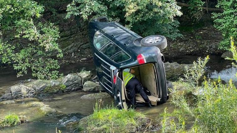 Auto plné uprchlíků skončilo v Bečvě. Po dvou mužích policie pátrá