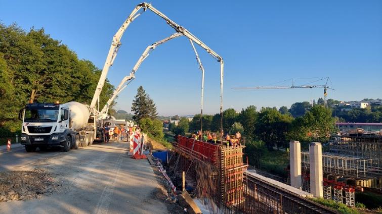 Výjezd ze Zlína směrem na Vizovice je částečně uzavřený. Omezení potrvají do dnešního odpoledne