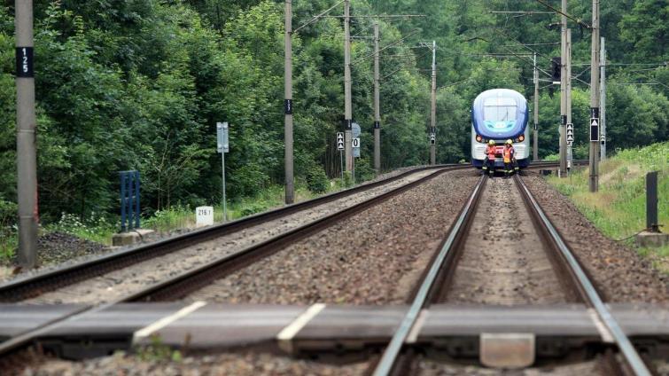 Dvaaosmdesátiletý řidič prorazil závoru a srazil se s vlakem. Je vážně zraněn