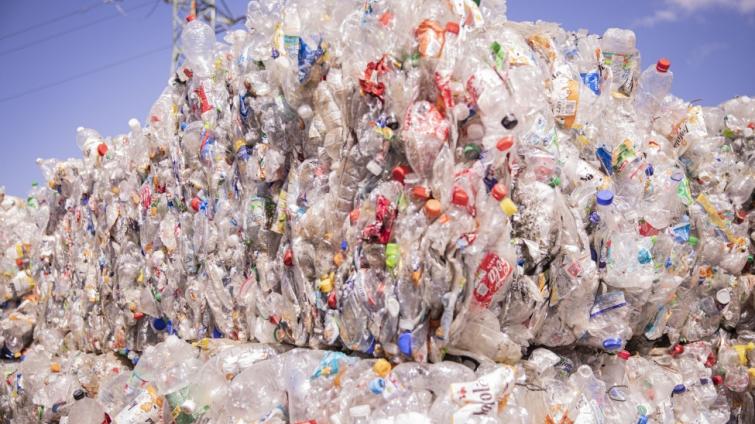 Kraj se snaží najít uplatnění pro recyklované materiály. V obcích z nich vznikají lavičky nebo sportoviště