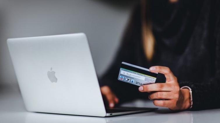 Internetoví podvodníci opět úřadovali. Jejich oběti přišly o 350 a 130 tisíc korun