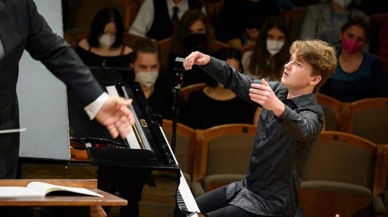 První cenu vyhrál v 7 letech, v 11 složil první skladbu. Geniální pianista Jan Schulmeister dobývá hudební svět