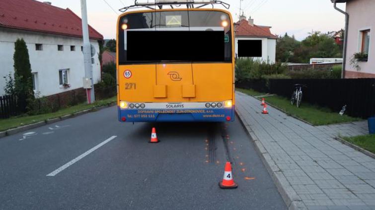 Nezletilý chlapec vjel ve Zlíně pod kola trolejbusu. Je těžce zraněn