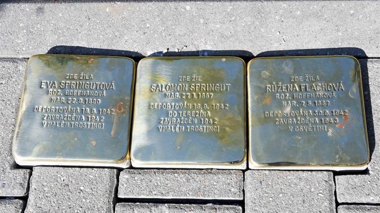 Oběti holocaustu připomíná ve Valašském Meziříčí dalších šest kamenů zmizelých