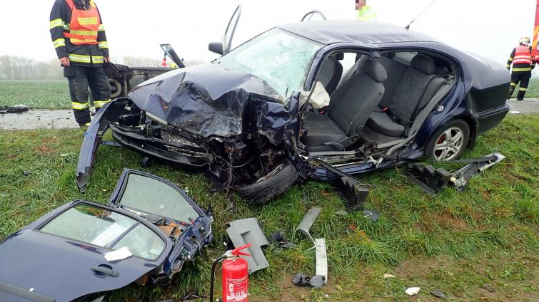 Na Kroměřížsku se srazila dvě osobní vozidla. Jednoho řidiče museli vyprošťovat hasiči