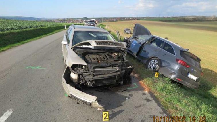 Předjíždějící motorkář způsobil hromadnou nehodu u Bílovic. Několik řidičů se zranilo