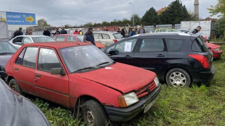 Vozidlo za 400 korun? Proč ne! V Kroměříži se dražily autovraky