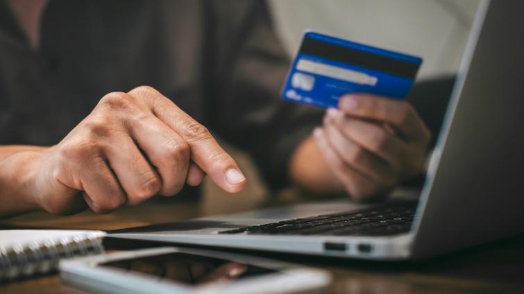 Počet podvodů na internetu dál roste. Od začátku měsíce oběti přišly o více než 800 tisíc korun
